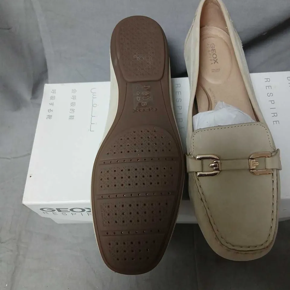 GEOX ANNYTHA TAUPE MOCCASIN LOAFERS – UK 8 (EU 41) 