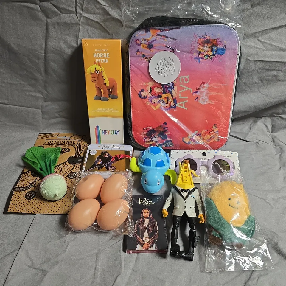TOTE OF APPROXIMATELY 10 ASSORTED TOYS AND GAMES TO INCLUDE MODELING CLAY, TEDDIES AND HARRY POTTER 