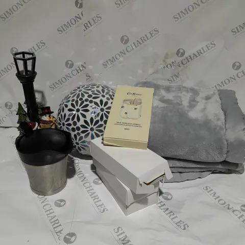 APPROXIMATELY 5 ASSORTED ITEMS TO INCLUDE CATH KIDSTON WIRELESS EARBUDS, FESTIVE DΓCOR, COOKS ESSENTIAL GRAVY JUG, BABY BEDDING