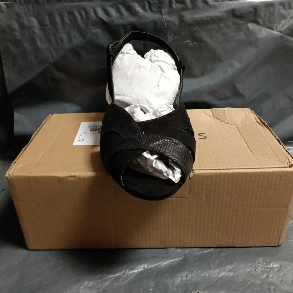 BOXED PAIR OF JD WILLIAMS PEEP TOE BLOCK HEEL SANDALS IN BLACK SIZE UK 8