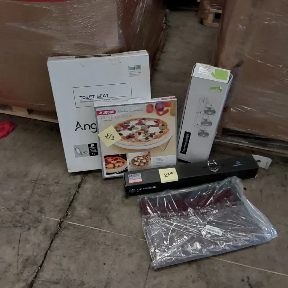 PALLET OF ASSORTED ITEMS INCLUDING: THREE HEAD SPOTLIGHT, LARGE GAMING MOUSE MAT, PIZZA STONE, TOILET SEAT, DOOR MAT