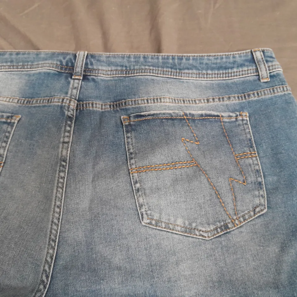 SCAMP & DUDE ADULTS DENIM RAW EDGE SHORTS IN MID WASH - 20