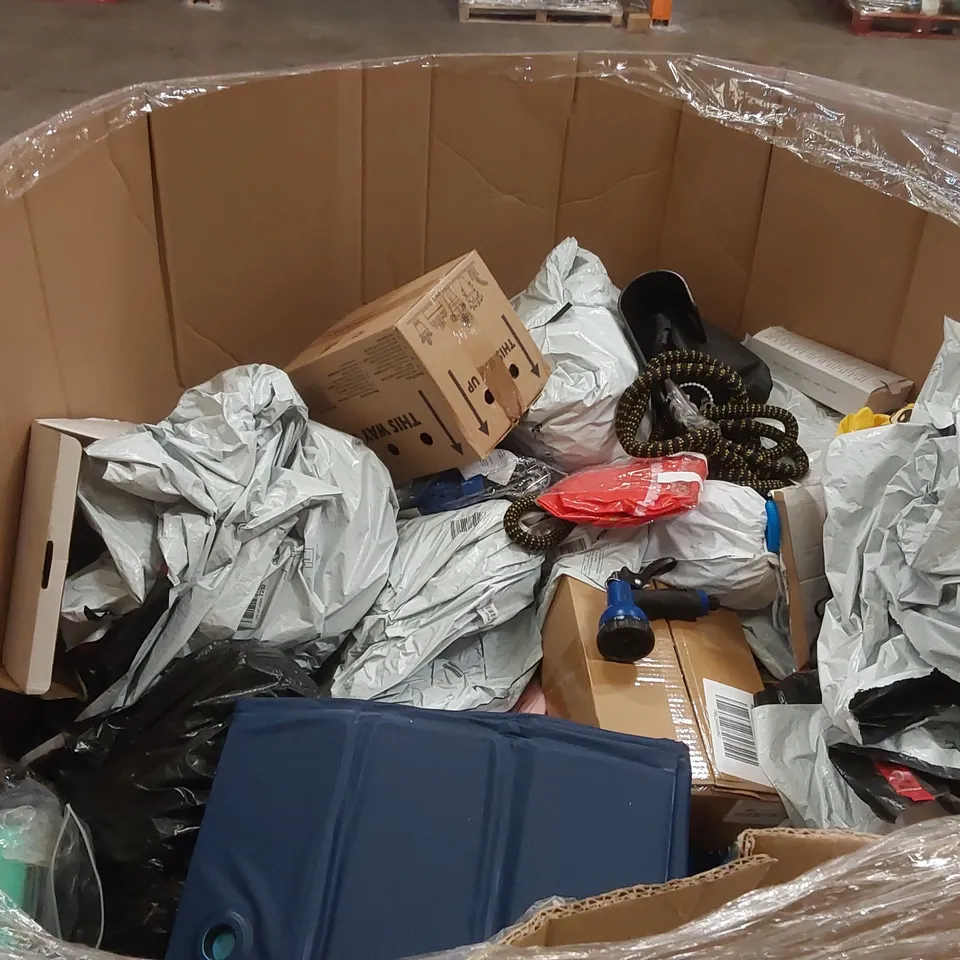 PALLET CONTAINING A LARGE QUANTITY OF ASSORTED HOSE PIPES, POOL INFLATABLES ECT