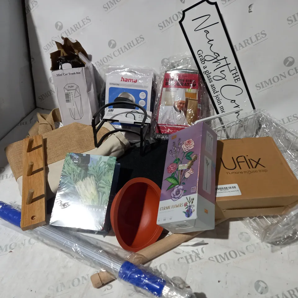 APPROXIMATELY 15 ASSORTED ITEMS TO INCLUDE POSTCARDS, REUSABLE BAGS, TOILET PLUNGER, NAPKIN HOLDER ETC.