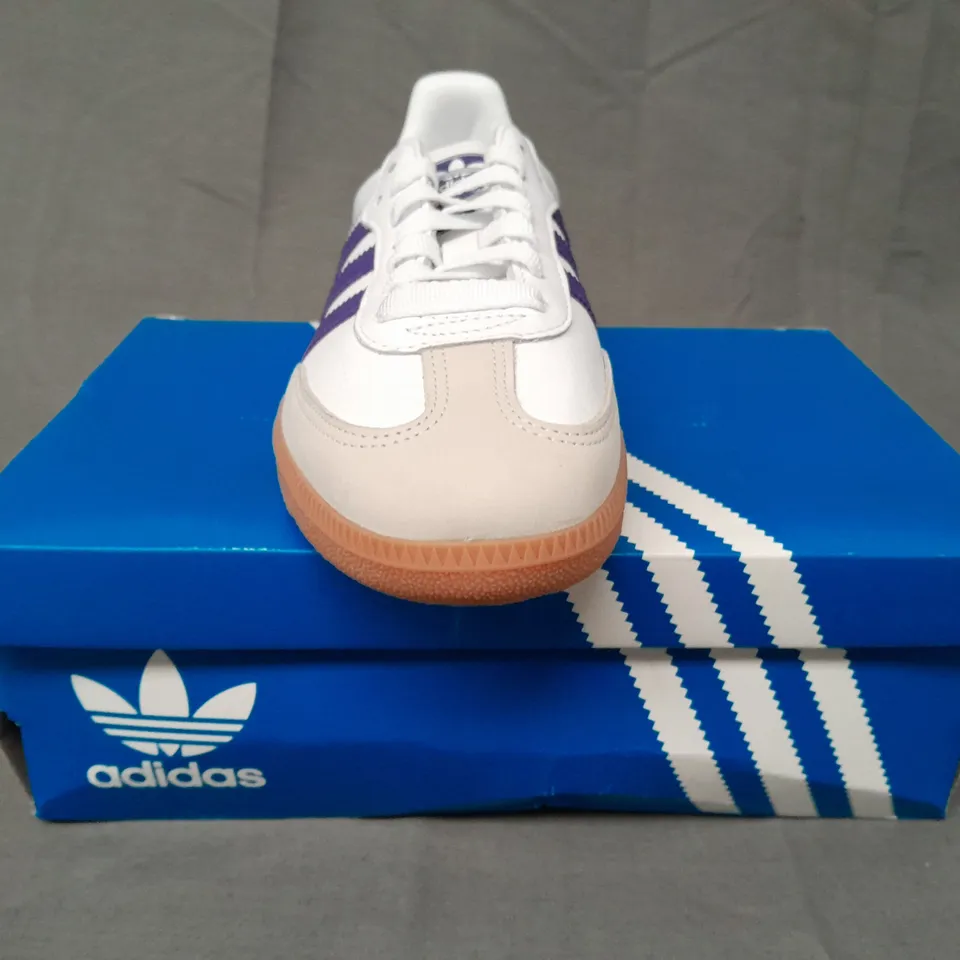BOXED PAIR OF ADIDAS SAMBA OG SHOES IN WHITE/PURPLE UK SIZE 6