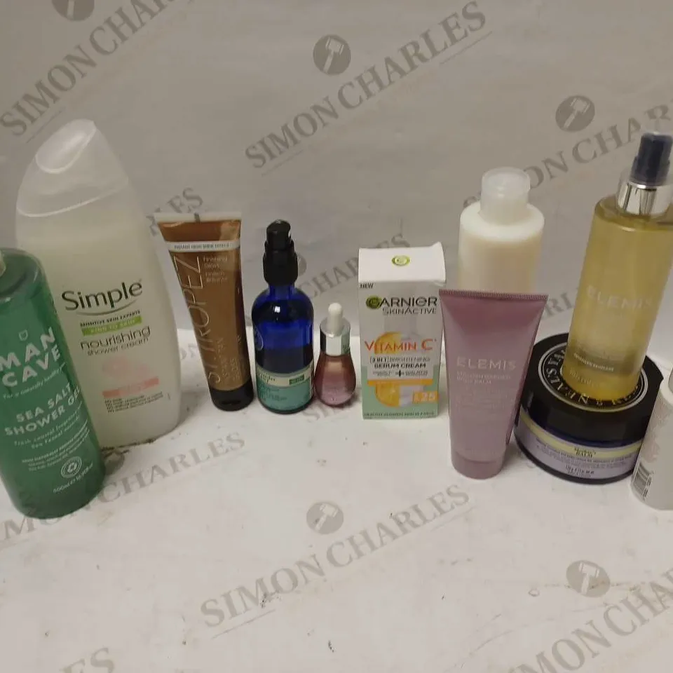 LOT OF APPROXIMATELY 20 COSMETICS ITEMS TO INCLUDE MAN CAVE SEA SALT SHOWER GEL, ST TROPEZ INSTANT TAN GLOSS, ELEMIS ENGLISH GARSDEN BODY BALM, ETC