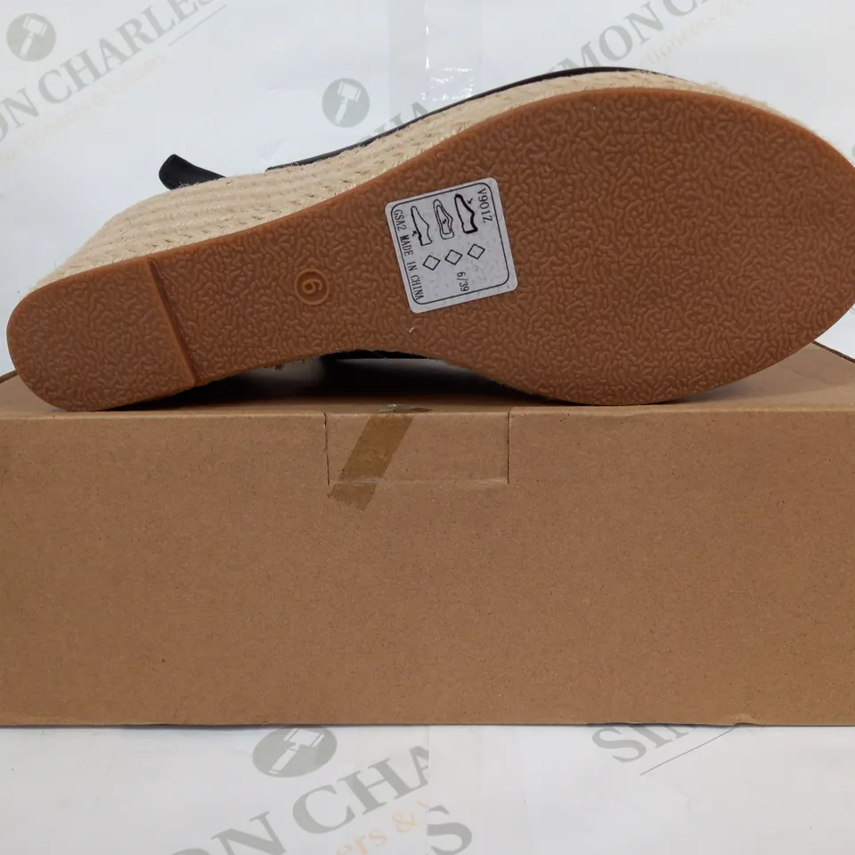 BOXED PAIR OF EVERYDAY OPEN TOE WEDGES IN BLACK UK SIZE 6