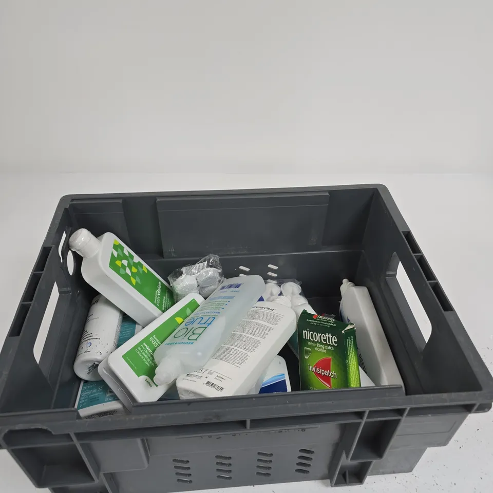 TOTE OF APPROXIMATELY 10 ASSORTED ITEMS INCLUDING BAUSCH + LOMB BIO TRUE MULTI-PURPOSE SOLUTION, EVERCLEAR REFRESH AND SPECSAVERS EASY VISION UNIPURPOSE 240ML