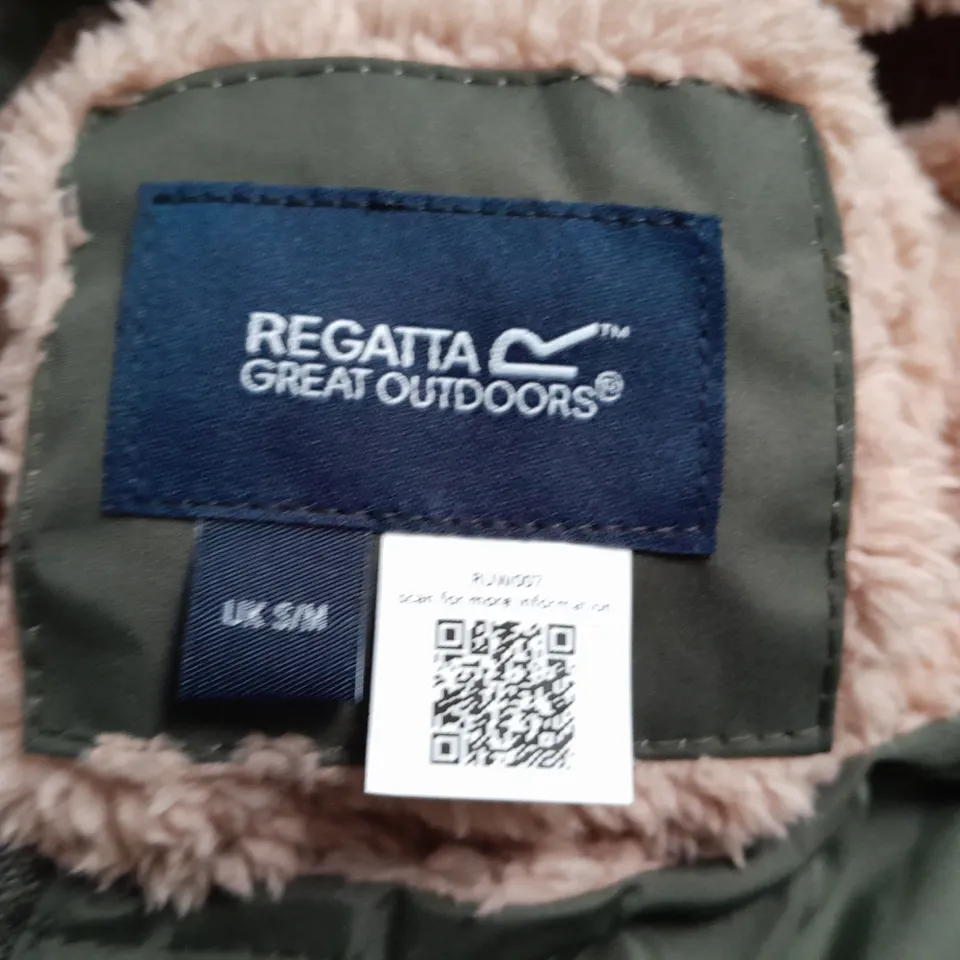 REGATTA ADULTS WATERPROOF ROBE IN DARK KHAKI - S/M