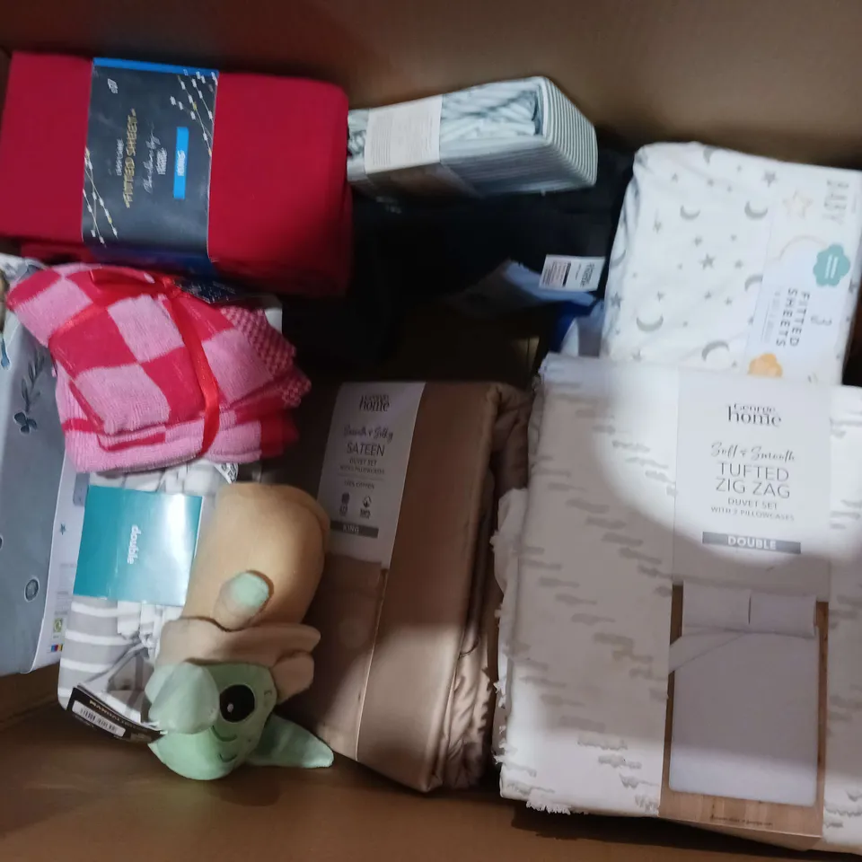 BOX OF APPROXIMATELY 15 ASSORTED BEDDING AND SOFT FURNISHING ITEMS TO INCLUDE - DUVET SETS, FITTED SHEETS, AND PILLOWCASES ETC. 
