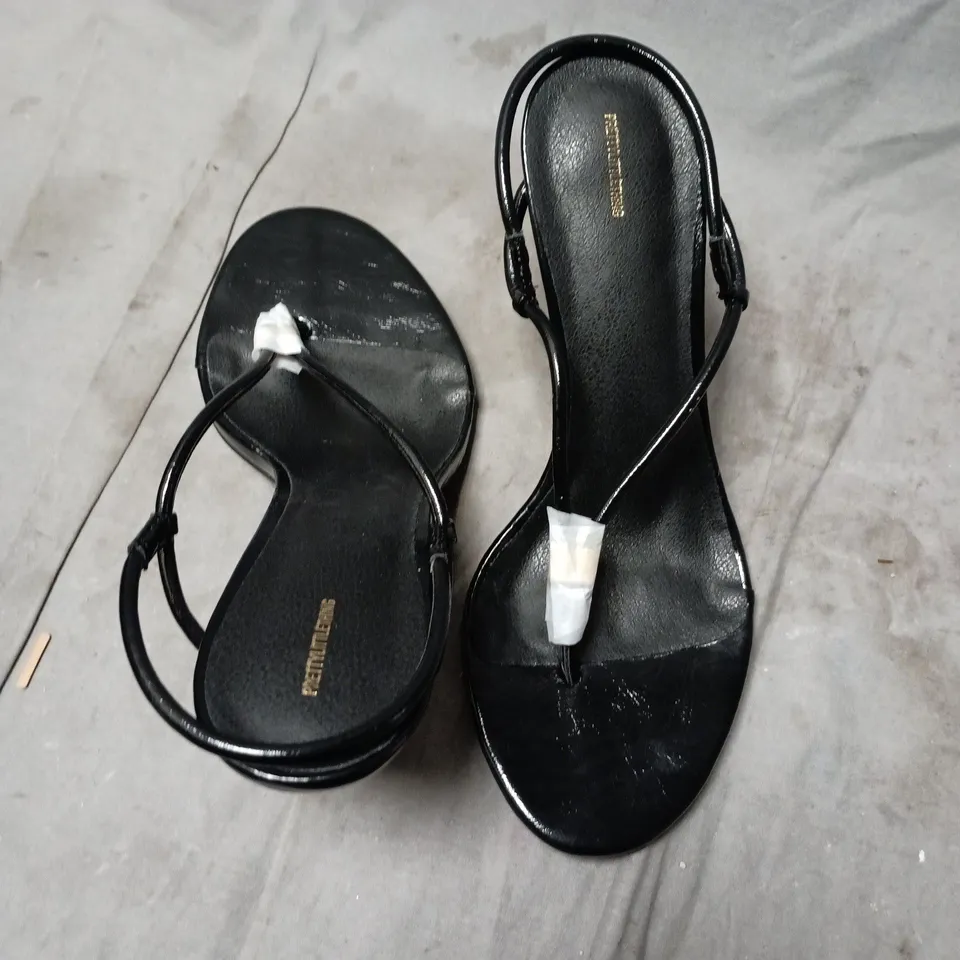 BOXED PRETTYLITTLETHING BLACK STRAPPY SANDALS WOMEN'S SHOES - UK 6