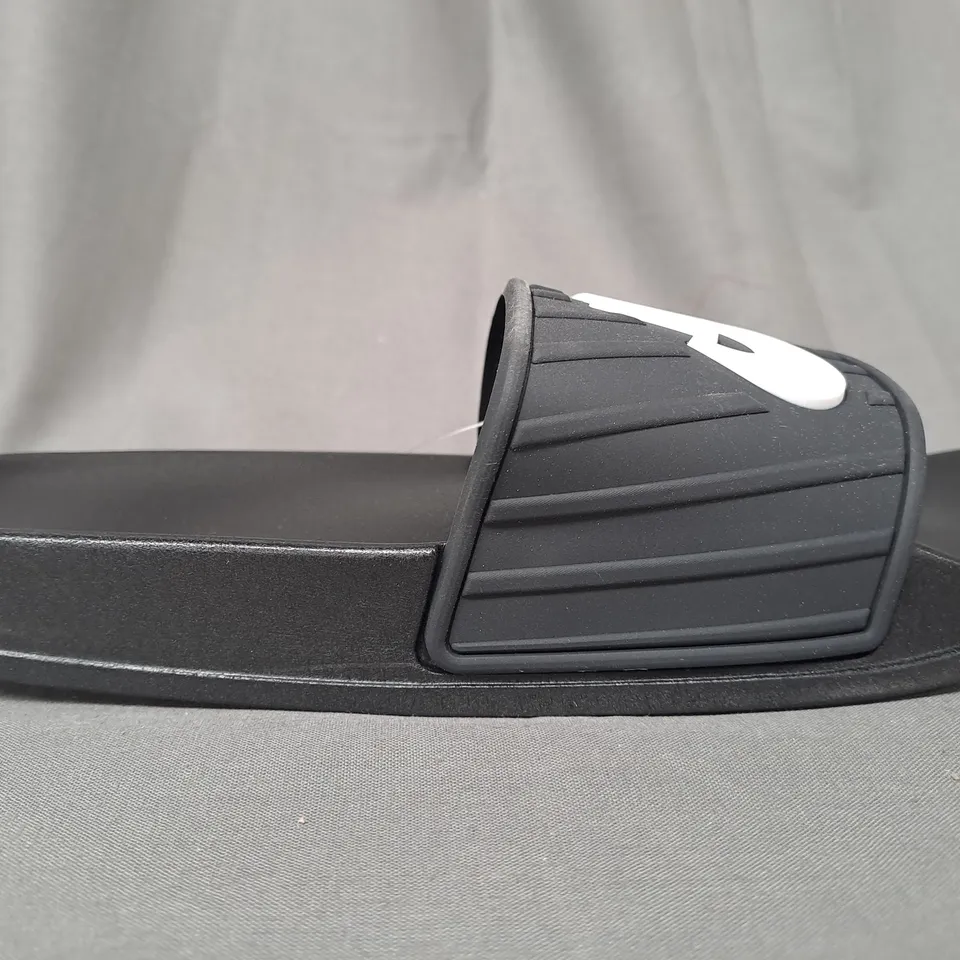 PAIR OF NIKE SLIDERS IN BLACK EU SIZE 37