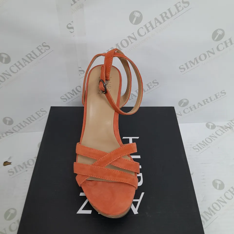 BOXED PAIR OF ALIZER NATURE SIZE 6 HEELS IN ORANGE 