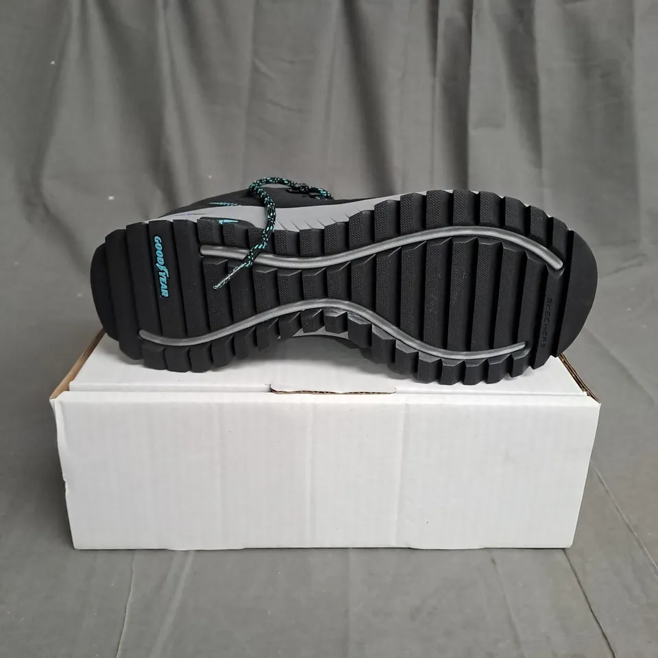 SKETCHERS ARCH FIT WOMENS SIZE 9.5 WORKWEAR SHOES 
