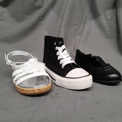 BOX OF APPROX 35 ASSORTED KIDS SHOES IN VARIOUS SIZES & COLOURS
