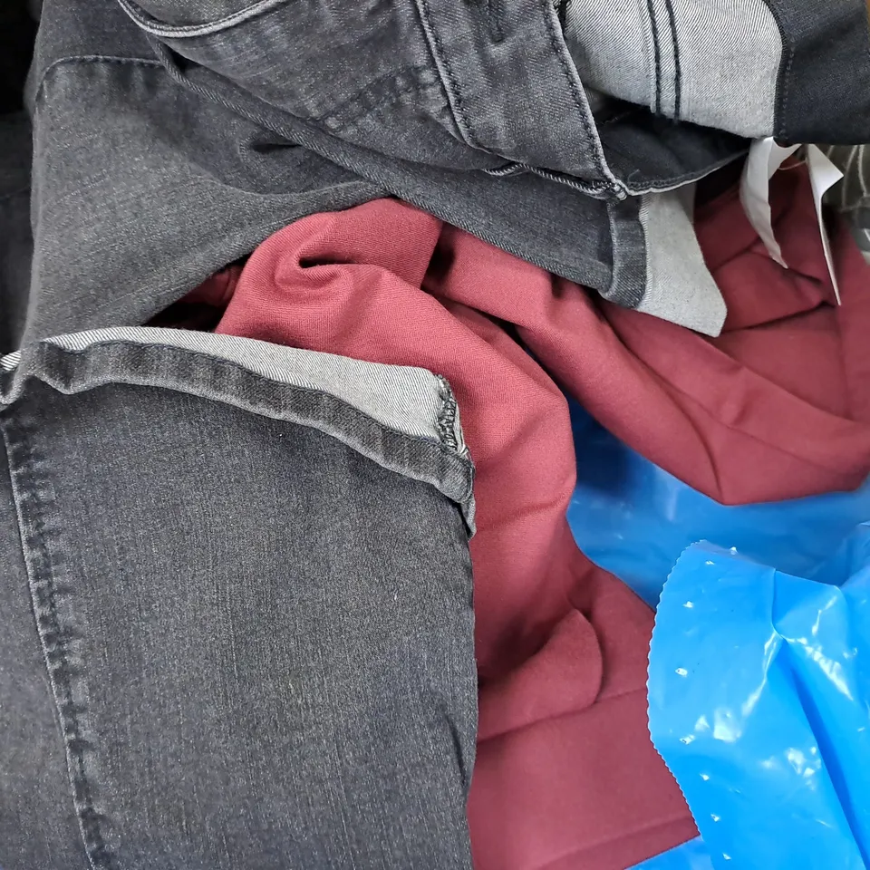 BOX OF APPROXIMATELY 8 ASSORTED HOUSEHOLD AND CLOTHING ITEMS IN VARIOUS COLOURS, STYLES, AND SIZES, ETC - COLLECTION ONLY