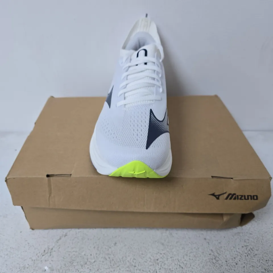 BOXED PAIR OF MIZUNO NEO ZEN 2 TRAINERS IN WHITE - SIZE 9