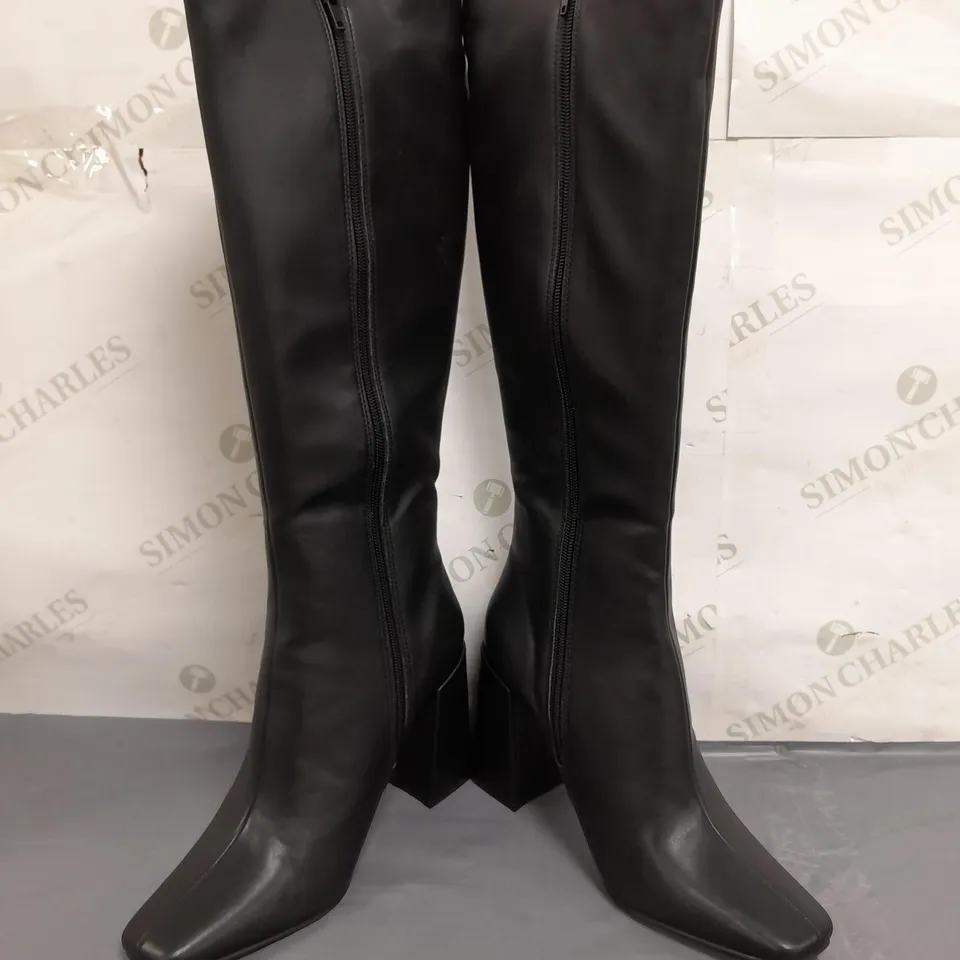 BOXED PAIR OF PUBLIC DESIRE APOLOGY KNEE-HIGH BLOCK HEEL BOOTS IN BLACK UK SIZE 6