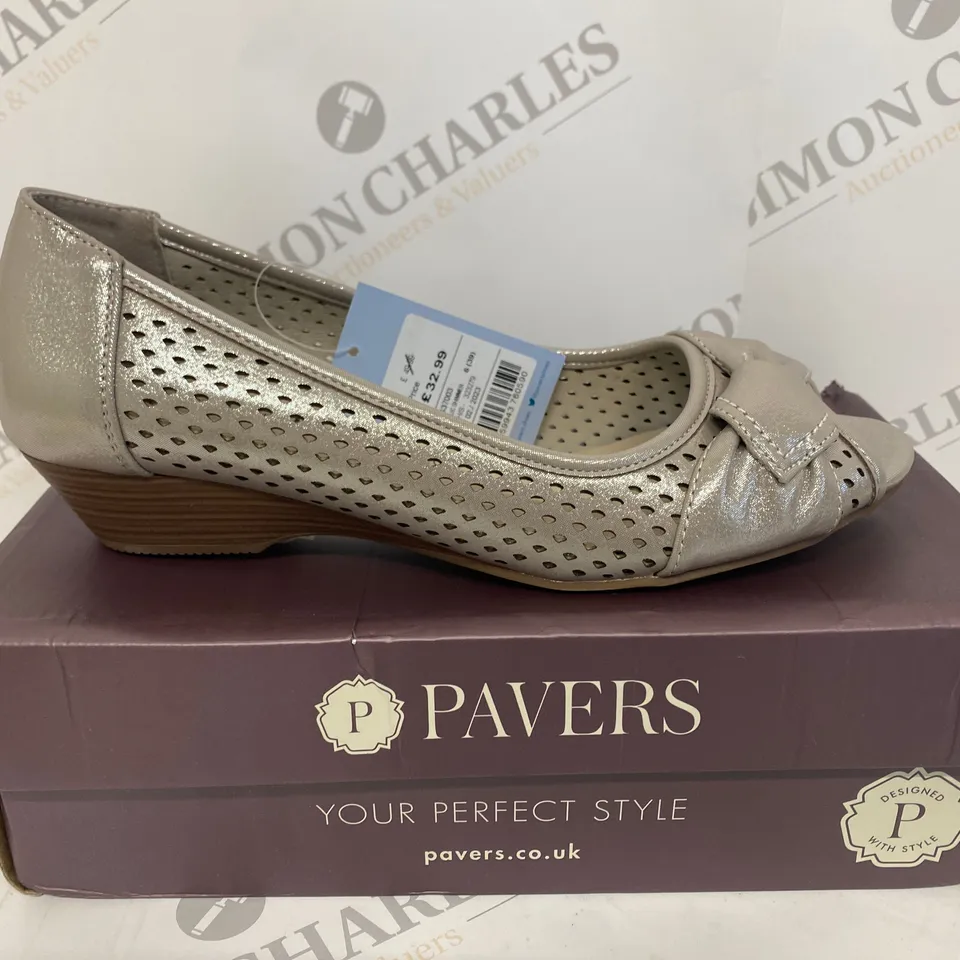 BOXED PAIR OF PAVERS SIZE 39