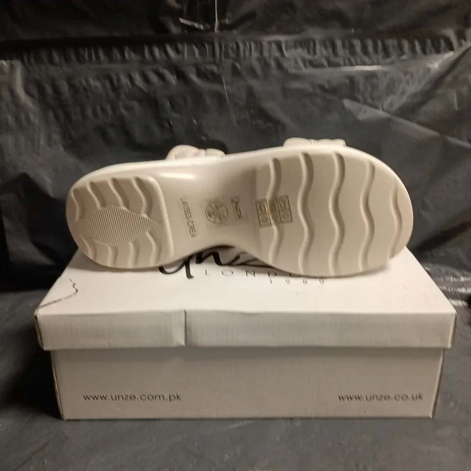 UNZE WOMEN’S SANDALS – WHITE QUILTED STRAPS, PLATFORM SOLE SIZE 8
