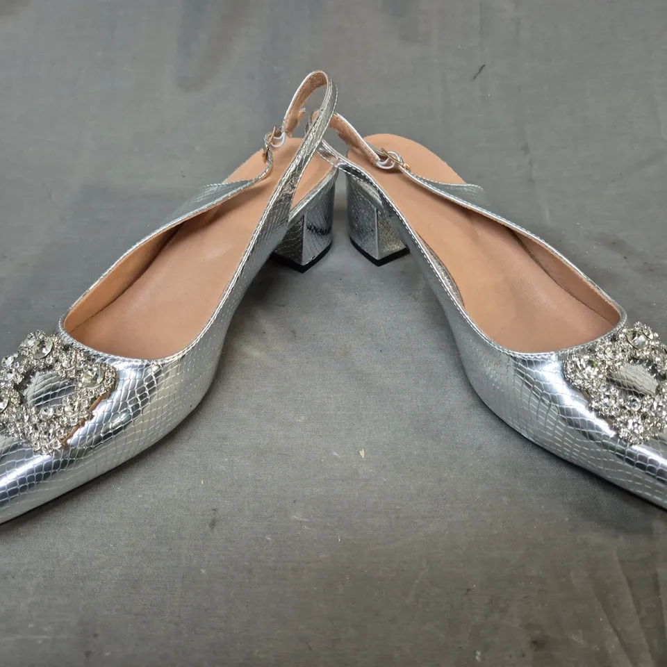 BOXED PAIR OF DESIGNER POINTED TOE BLOCK HEEL SHOES IN METALLIC SILVER W. JEWEL DETAIL EU SIZE 43