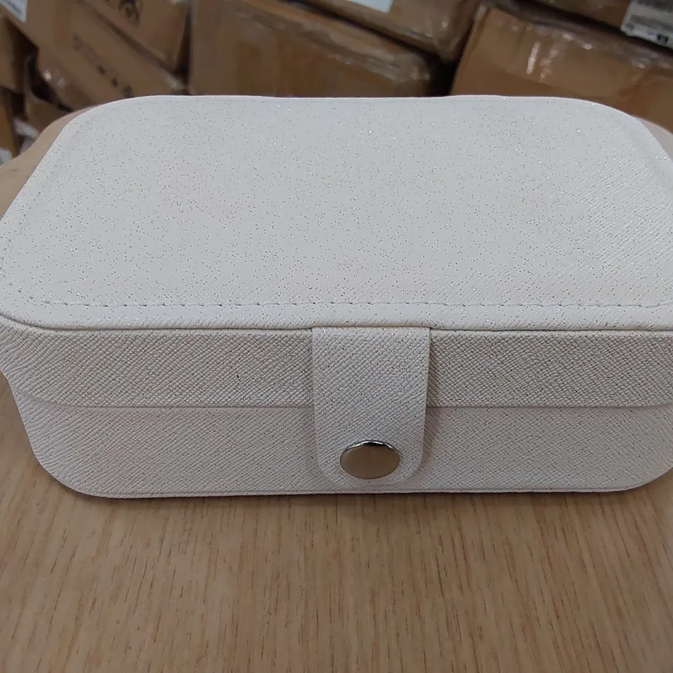 BOX OF APPROXIMATELY 50X CLIPOP JEWELLERY TRAVEL BOXES - WHITE (1 BOX)