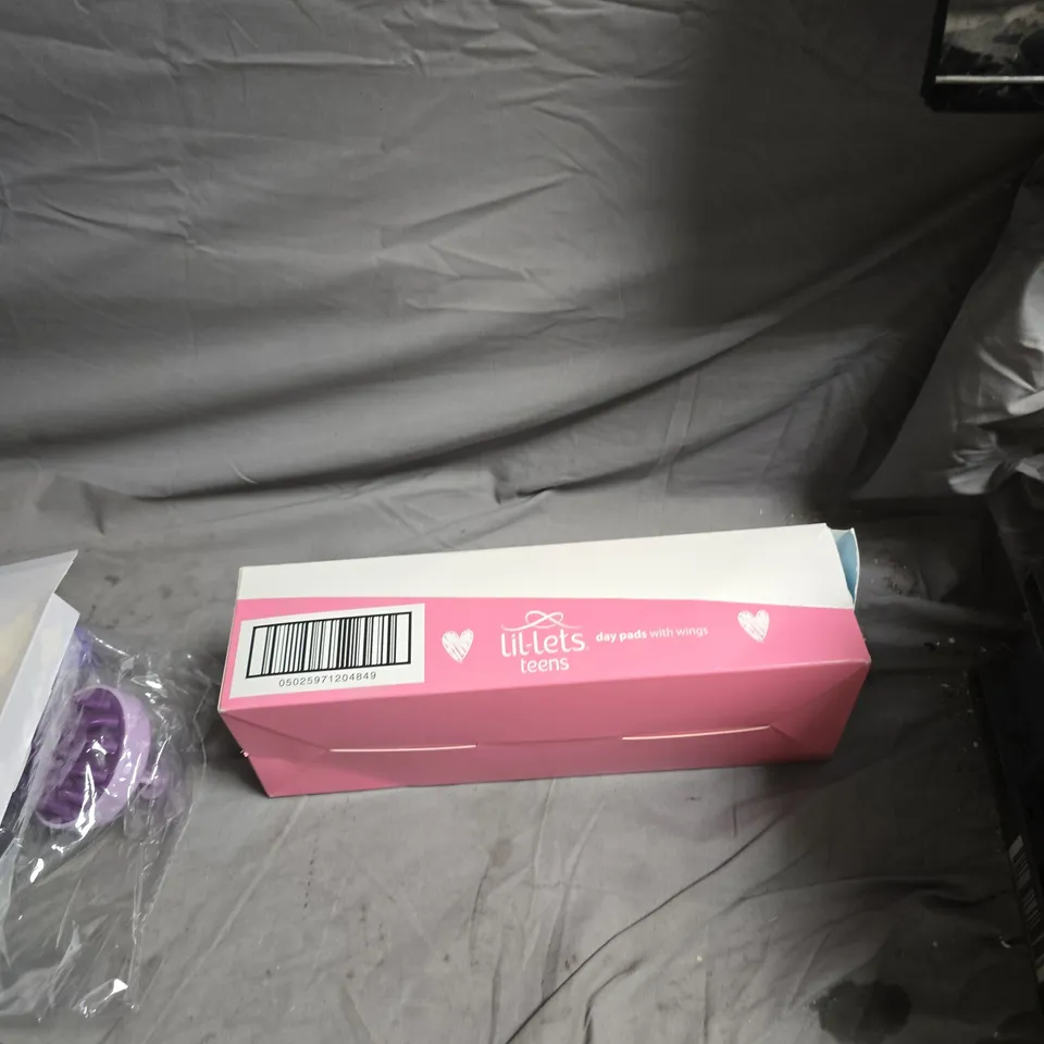 APPROXIMATELY 15 ASSORTED HEALTH & BEAUTY PRODUCTS INCLUDING NALAS BABY VANILLA CLOUD , BATH BRUSH AND LILLETS TEENS DAY PADS 