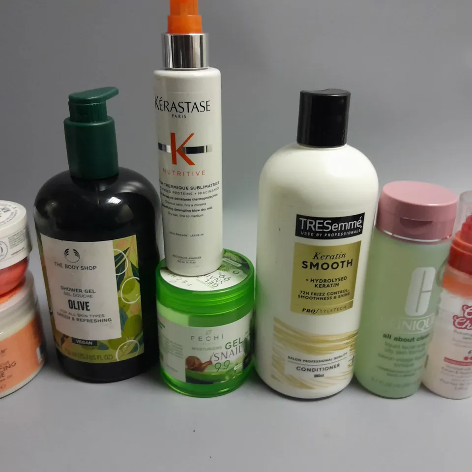 LOT OF ASSORTED HEALTH AND BEAUTY ITEMS TO INCLUDE TRESEMME SHAMPOO, CLINIQUE FACIAL SOAP AND BODY SHOP SHOWER GEL