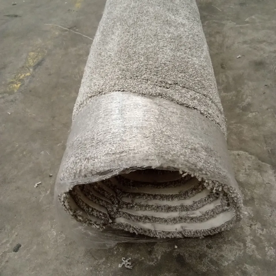 ROLL OF QUALITY OMAHA MIST CARPET // APPROX SIZE; 1.9 x 4m