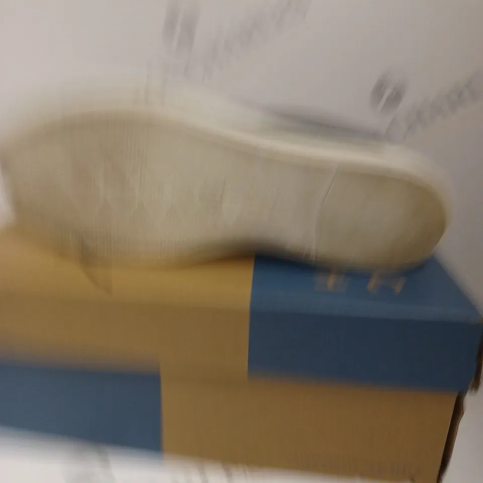 BOXED VIONIC VENICE MARSHALL CANVAS SLIP ON SHOES, BLACK - SIZE 5