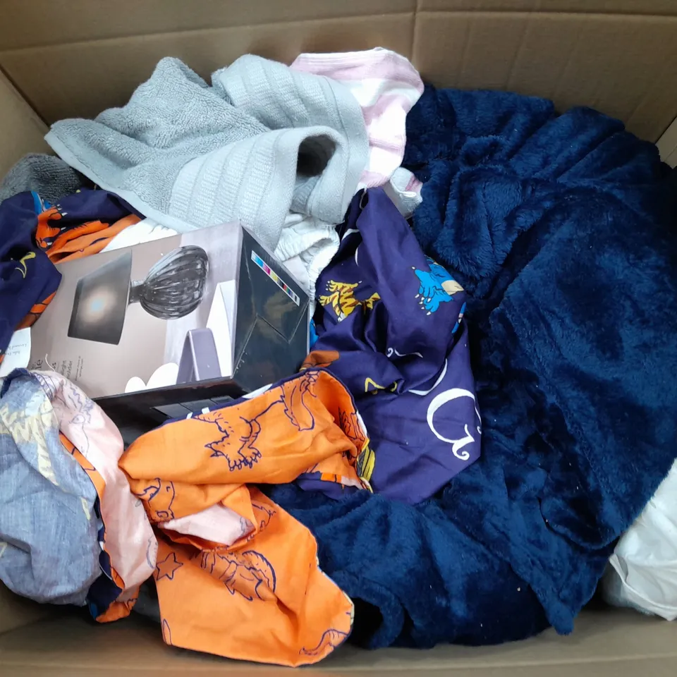 APPROXIMATELY 8 ASSORTED HOUSEHOLD ITEMS TO INCLUDE VARIOUS BEDDING IN VARIOUS SIZES AND STYLES, AND TEALIGHT HOLDERS ETC.