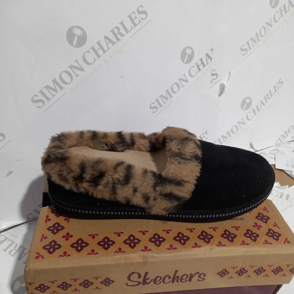 BOXED PAIR OF SKETCHERS FUR LINED LEOPARD SLIPPERS IN BLACK SIZE 3