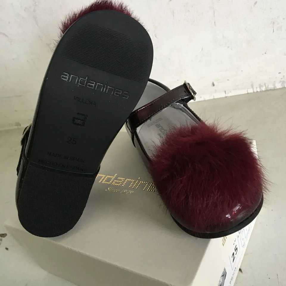 BOXED PAIR OF SIZE 25 PURPLE CHILDRENS SHOES 