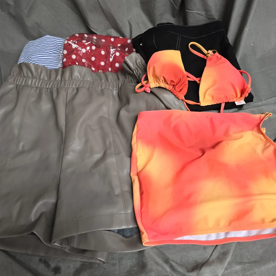 BOX OF APPROXIMATELY 20 ASSORTED CLOTHING ITEMS TO INCLUDE SHORTS, TROUSERS, TOPS, ETC