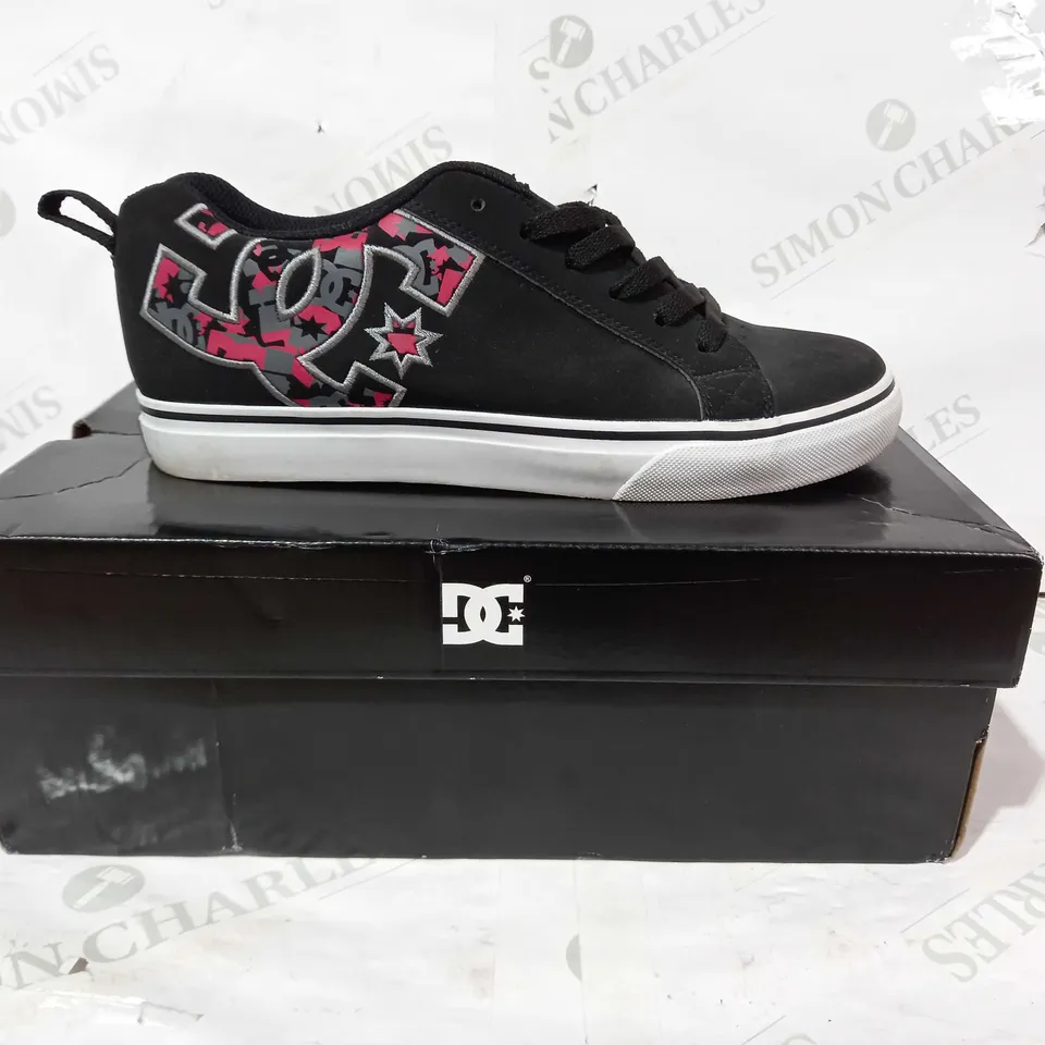 BOXED PAIR OF DC TRAINERS IN BLACK UK SIZE 7.5