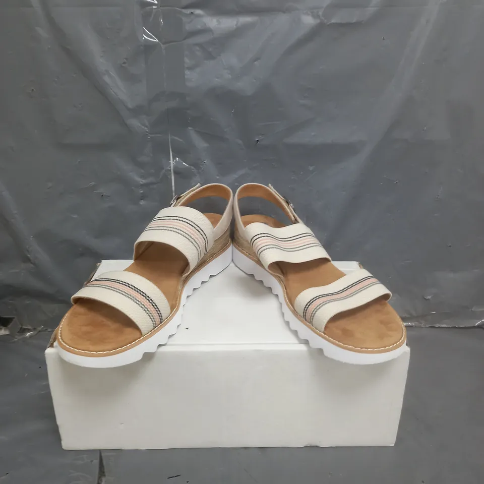 BOBS FROM SKECHERS DESERT KISS SANDALS TAUPE SIZE 8