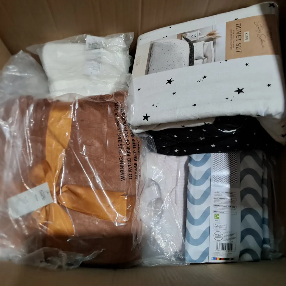 LOT OF ASSORTED HOME FABRIC ITEMS TO INCLUDE BEDDING, THROWS AND SHOWER CURTAINS