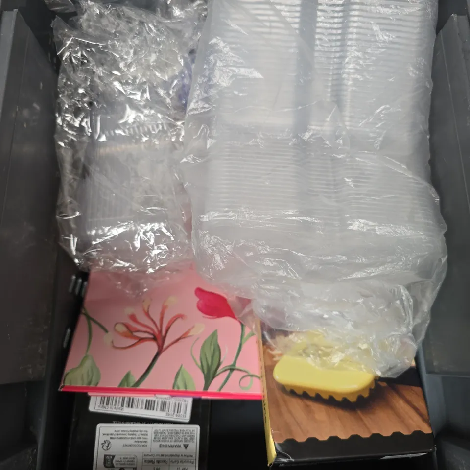 APPROXIMATELY 8 ASSORTED HOUSEHOLD ITEMS TO INCLUDE CRIMPIT, MOSQUITO KILLING LIGHT, NOTEBOOK ETC 