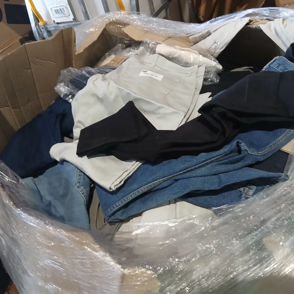 PALLET OF APPROXIMATELY 700 PAIRS OF ASSORTED JEANS 