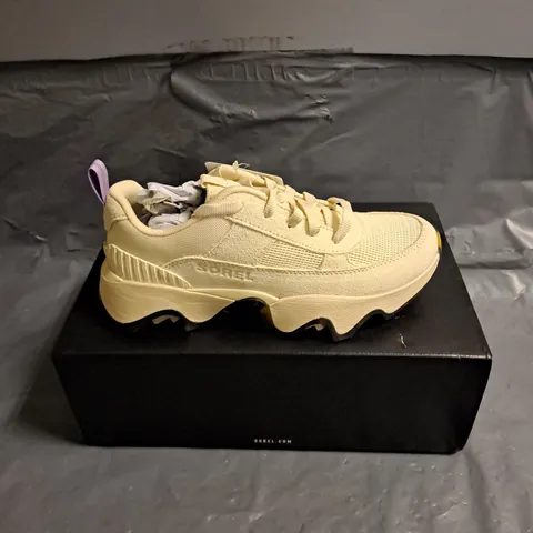 BOXED PAIR OF SOREL KINETIC IMPACT WONDER LACE TRAINERS IN HONEY WHITE SIZE UK 5