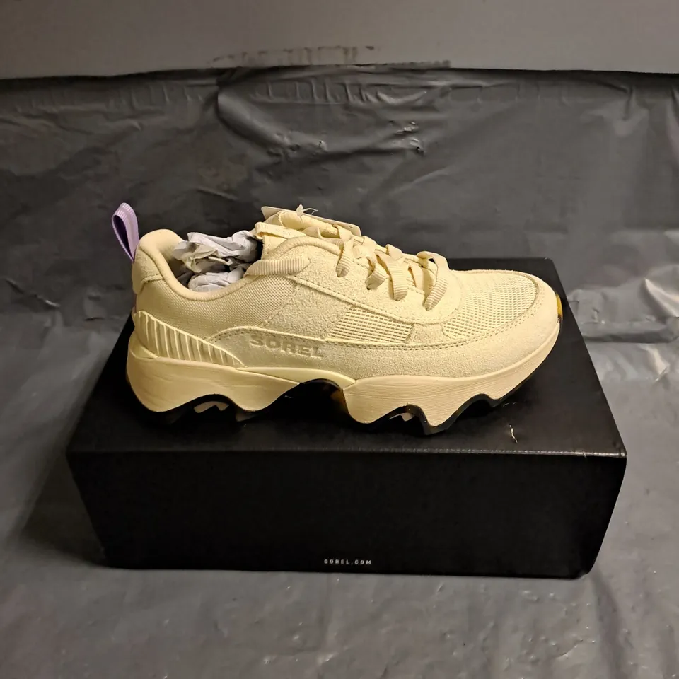 BOXED PAIR OF SOREL KINETIC IMPACT WONDER LACE TRAINERS IN HONEY WHITE SIZE UK 5
