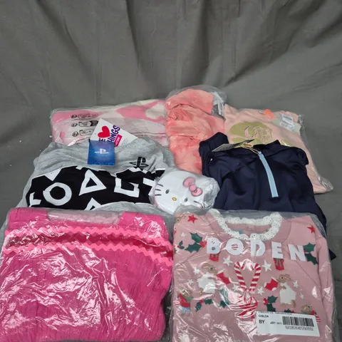 BOX OF APPROXIMATELY 30 ASSORTED KIDS CLOTHING ITEMS TO INCUDE - TOPS, HOODIE, SWEATER, ETC