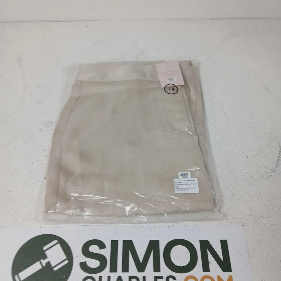 LARGE BOX OF TAMSY CLOTHING ITEMS 