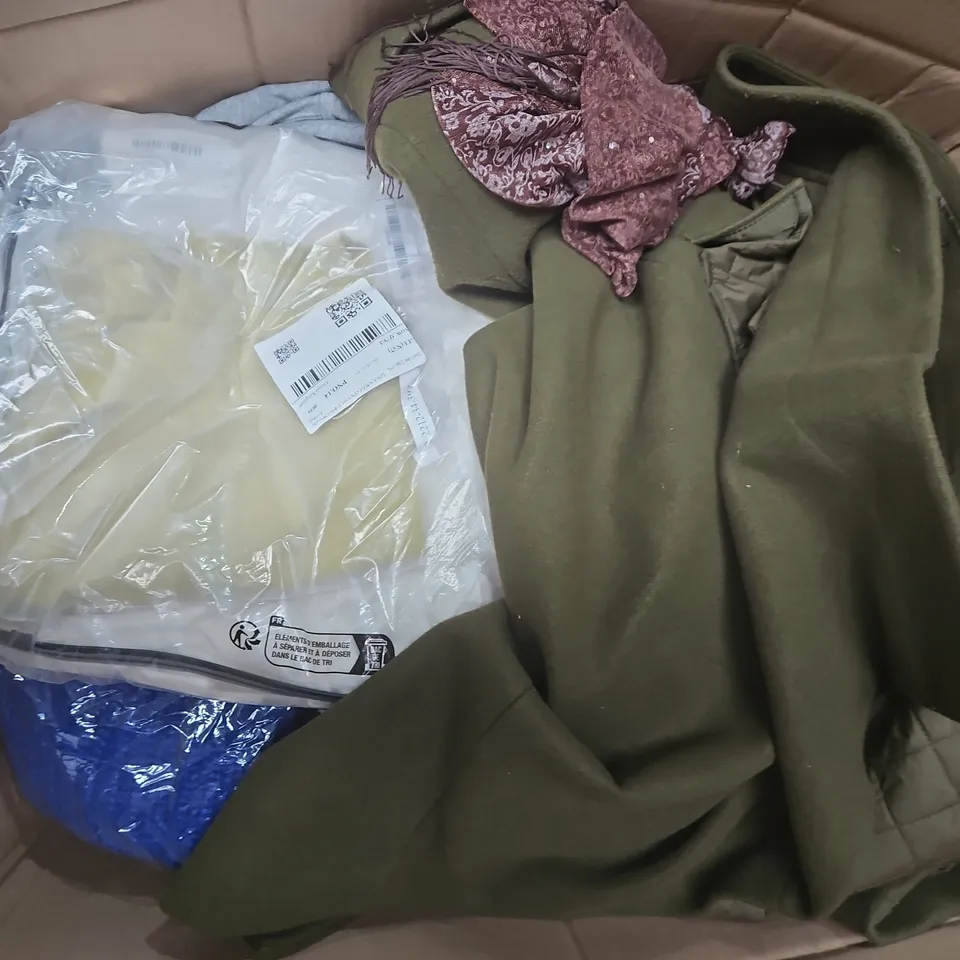 APPROXIMATELY 30 ASSORTED CLOTHING ITEMS IN VARIOUS SIZES, STYLES & COLOURS TO INCLUDE BRANDS SUCH AS CYBERJAMMIES, M&S, MNG, ETC - COLLECTION ONLY