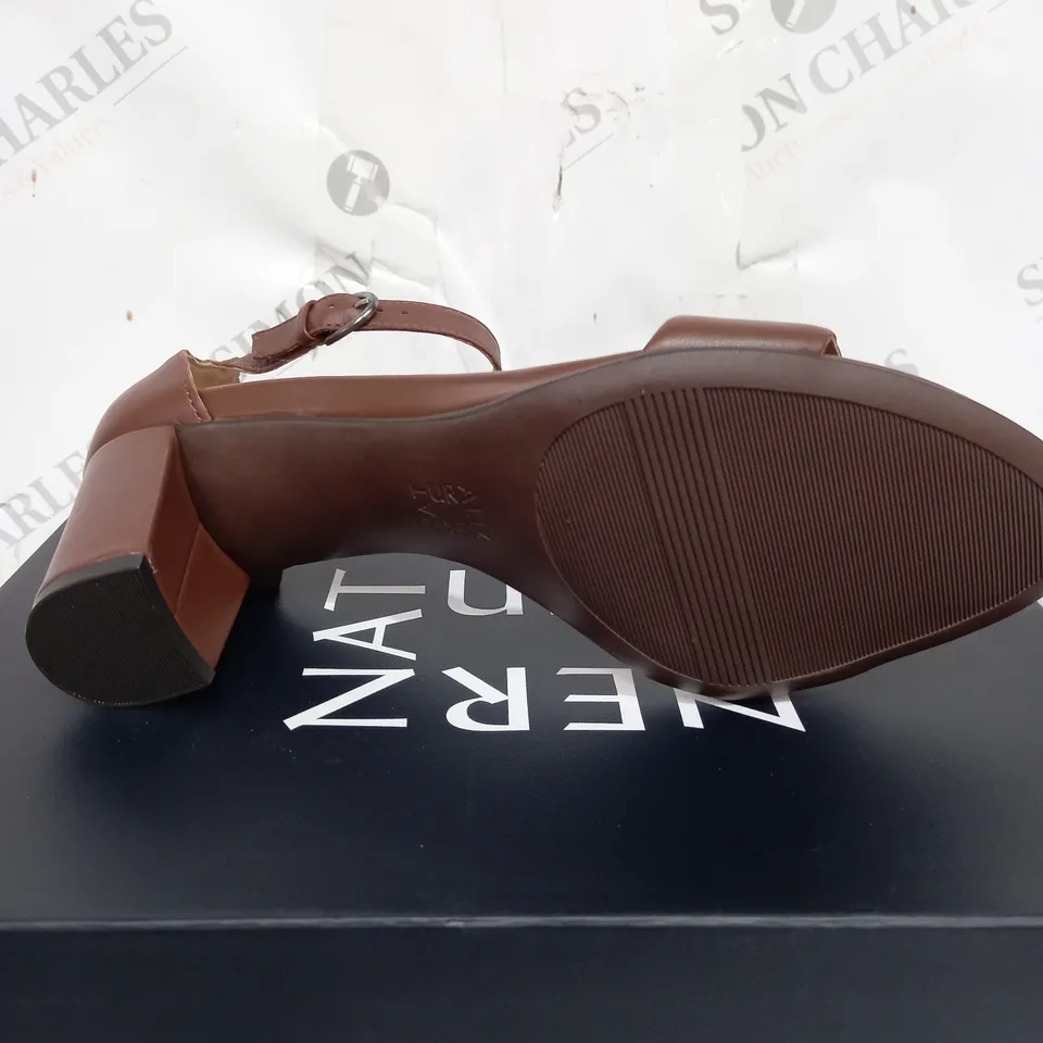 BOXED PAIR OF SIZE 8 VERA HEEL SANDAL BROWN