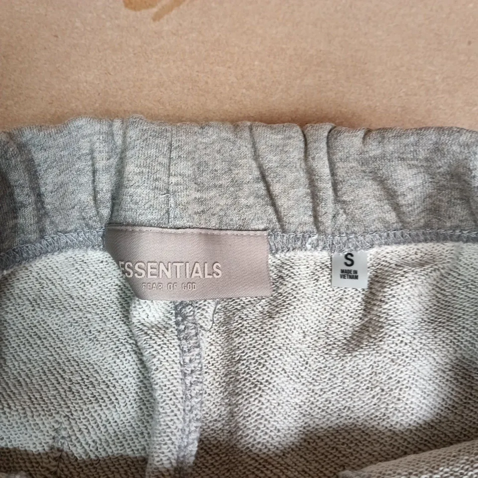FEAR OF GOD ESSENTIALS SWEATSHORTS – GREY – UK SMALL (S) – MADE IN VIETNAM