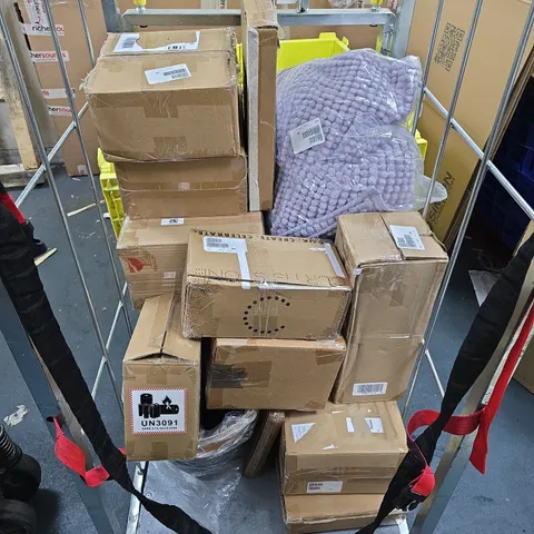 CAGE OF APPROXIMATELY 10 ASSORTED ITEMS TO INCLUDE - BATHROOM MATS, GARDEN LIGHTS, AND PLANT POTS ETC. - COLLECTION ONLY 