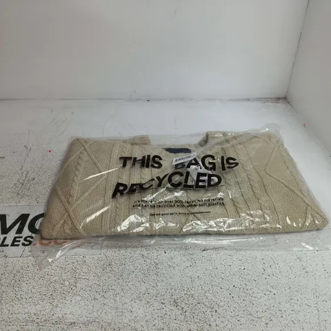 BOX OF APPROXIMATELY 10 CABLE KNIT CREW XL