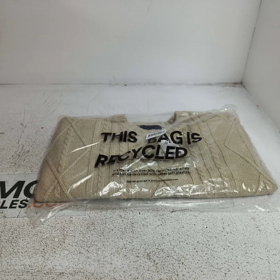 BOX OF APPROXIMATELY 10 CABLE KNIT CREW XL