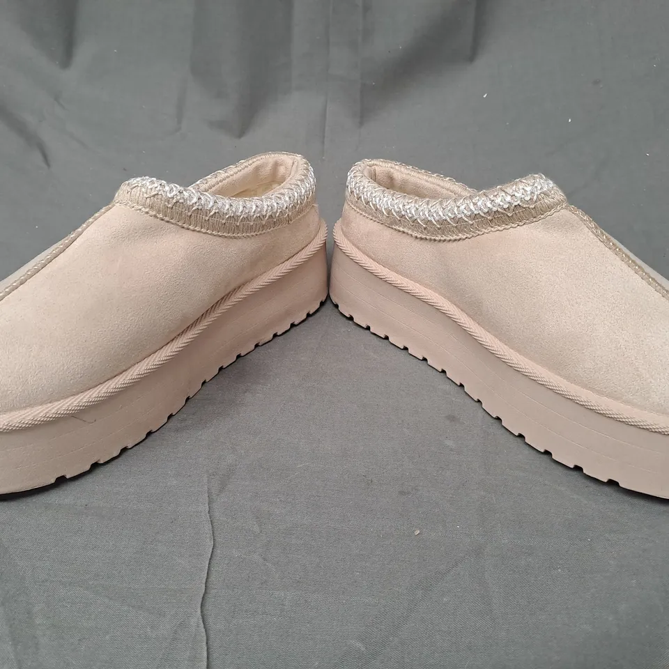 BOXED PAIR OF UGG PLATFORM SHOES IN BEIGE EU SIZE 40